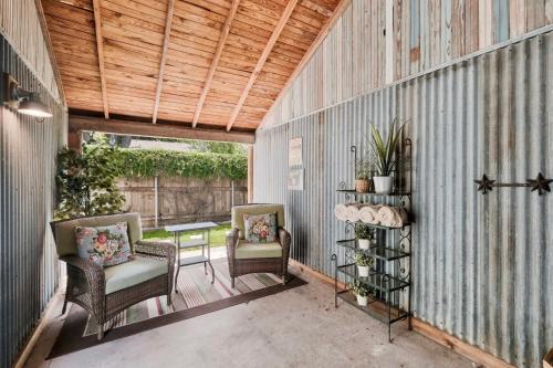 Charming Bungalow With Spa! Close To Main St!