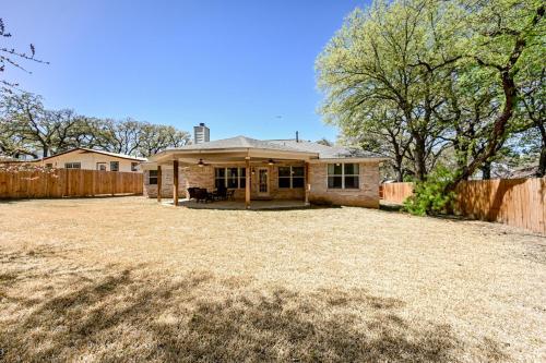 Beautiful And Well Appointed Home With Fireplace!!