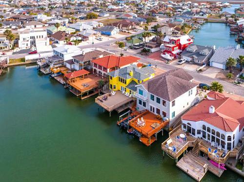 Prismatic Padre Island Escape On Canal Front!
