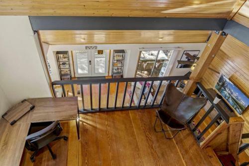 Cozy 3 Story Cabin With Loft, 2 Decks & Fire Pit