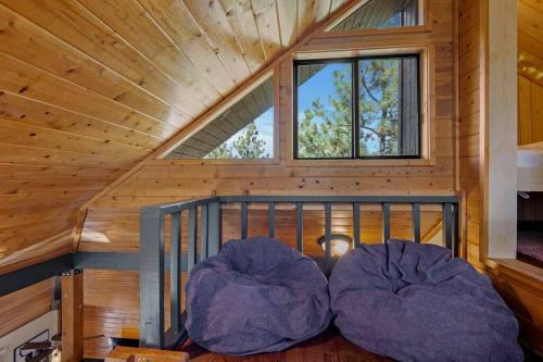 Cozy 3 Story Cabin With Loft, 2 Decks & Fire Pit