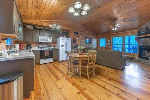 Autumns Hollow - Adorable Rustic Log Cabin Lake View, Pet Friendly