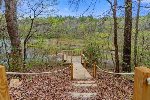 Autumns Hollow - Adorable Rustic Log Cabin Lake View, Pet Friendly