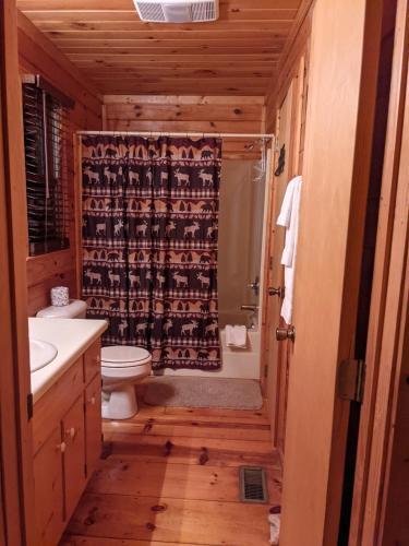 Autumns Hollow - Adorable Rustic Log Cabin Lake View, Pet Friendly