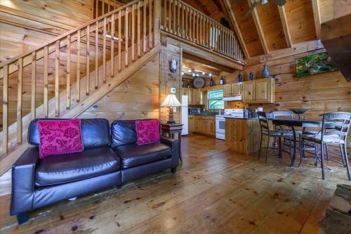 Alessandras - Beautiful Rustic-chic Riverfront Cabin, Fireplace, Pet Friendly