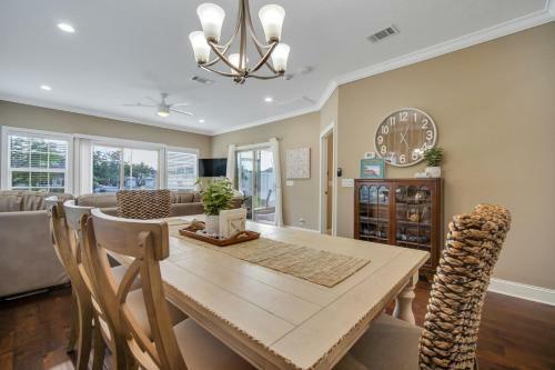 Waterside Retreat - Tons Of Amenities, Close To Everything!
