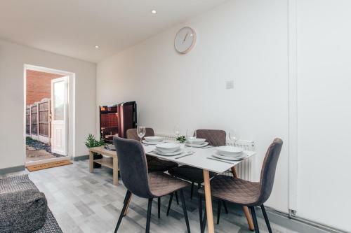 Apartamento Modern 3bd House W/2wcs +15mins Train 2 Bham &wolv