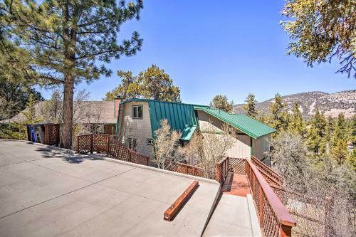 Big Bear Lake Cabin With Deck About 5 Mi To Skiing!