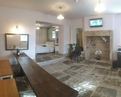 Canal Side Cottage Sleeps Up To 12 Guests