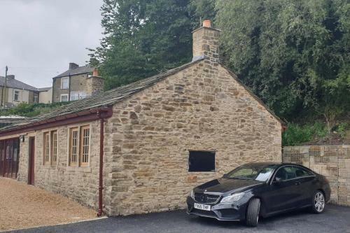 Canal Side Cottage Sleeps Up To 12 Guests