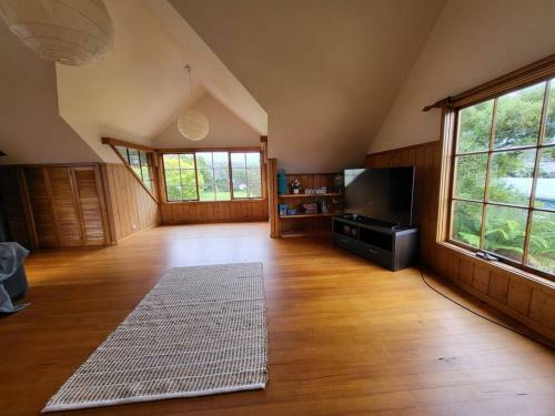 Georges On The Bay- Waterfront Beach House, Akaroa
