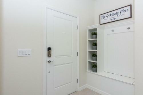 Fabulous Home With Pool At Solterra Resort St5501