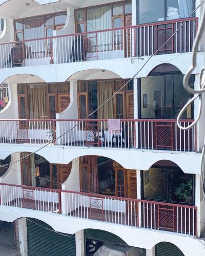 Auspiscious Him View Hotel