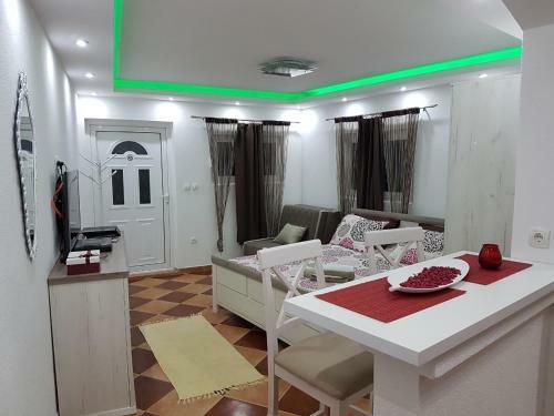 Sunshine Apartment With Private Pool And Parking