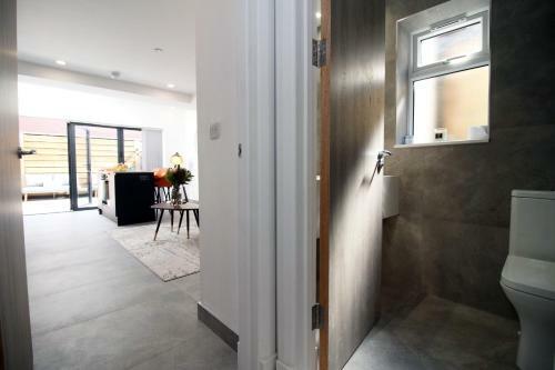 New 2022 Spacious 2 Bed Apartment - Private Courtyard - Underfloor Heating