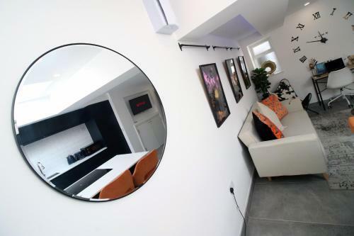 New 2022 Spacious 2 Bed Apartment - Private Courtyard - Underfloor Heating