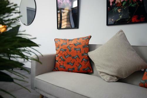 New 2022 Spacious 2 Bed Apartment - Private Courtyard - Underfloor Heating