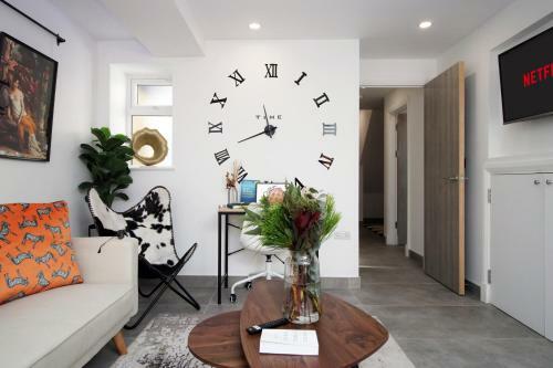 New 2022 Spacious 2 Bed Apartment - Private Courtyard - Underfloor Heating