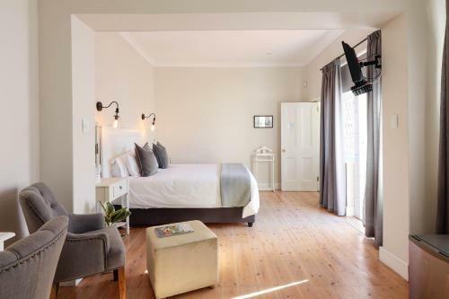 Hostal Whispering Oaks Guest House