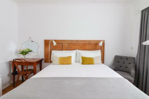Hostal Whispering Oaks Guest House