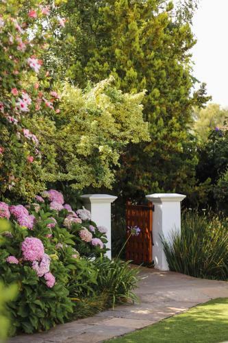 Hostal Whispering Oaks Guest House