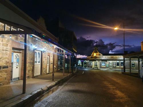 Ten Dollar Town Motel
