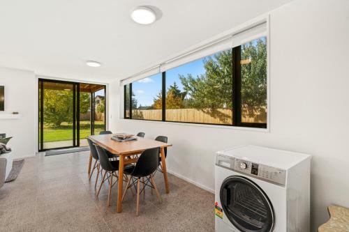 Mountain Escape - Cromwell Downstairs Holiday Apartment