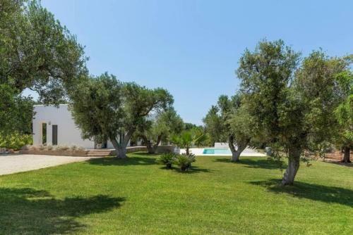 Superb Villa With Private Swimming Pool Near The Beach