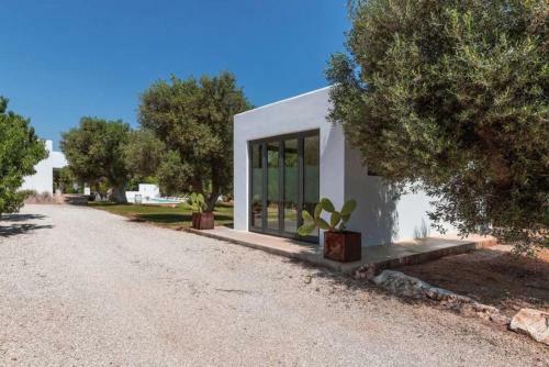Superb Villa With Private Swimming Pool Near The Beach