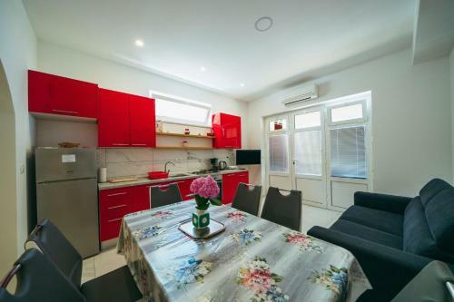 Apartments Lovre - Close To The Sea