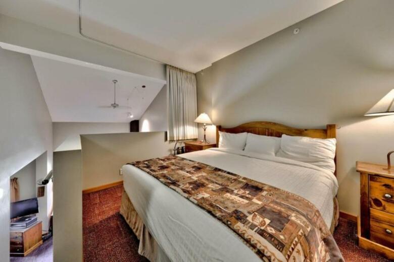 Nancy Greene's Cahilty Lodge - Hotel Room