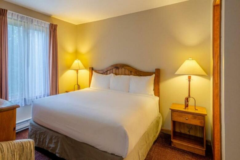 Nancy Greene's Cahilty Lodge - Hotel Room