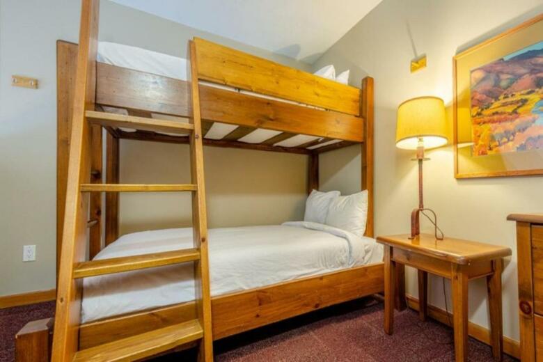 Nancy Greene's Cahilty Lodge - Hotel Room