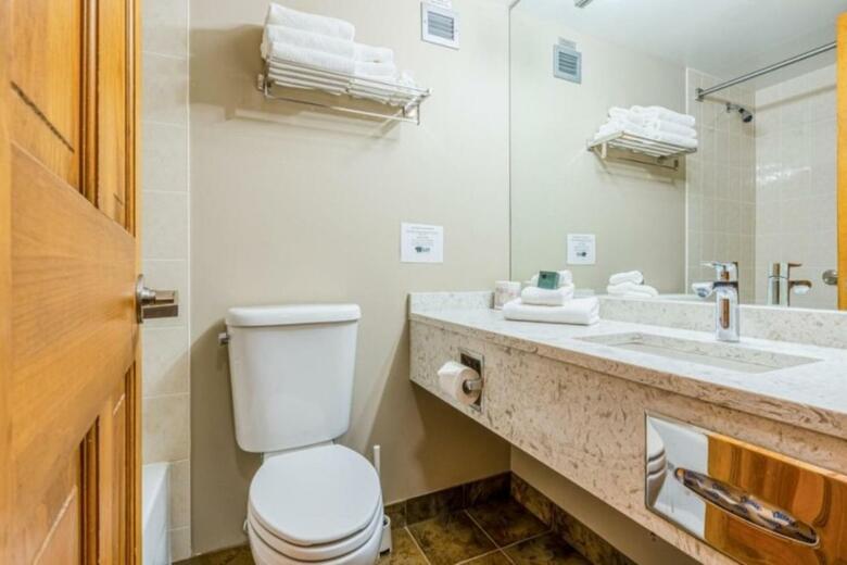 Nancy Greene's Cahilty Lodge - Hotel Room