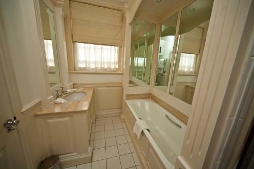 Rowton Hall Hotel And Spa