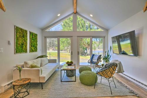 Modern Monticello Home With Hot Tub And Pond