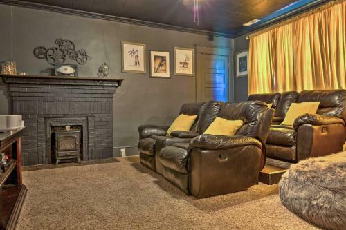 All-encompassing Escape With Pool And Hot Tub!