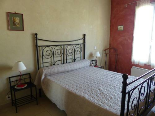 Maison de Village Avec Terrasse, Cour Et Garage.
