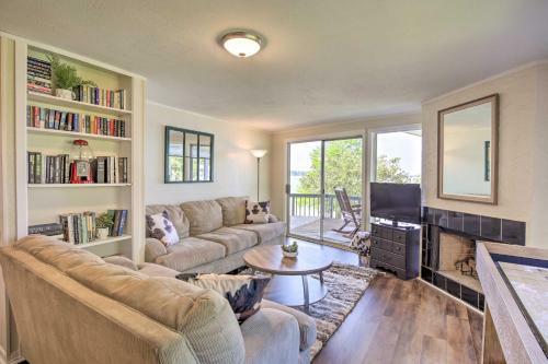 Lakefront Home On Cedar Creek With Game Room!