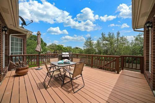 Stone Oak Oasis With Private Pool And Grill!