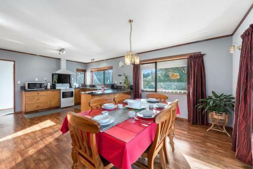 Courtside Quarters - Waihi Beach Holiday Home