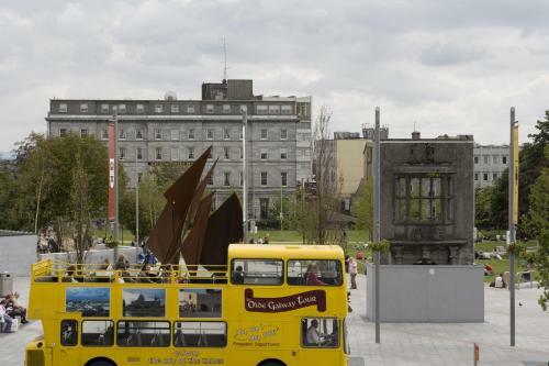 Eyre Square Holiday Apartment