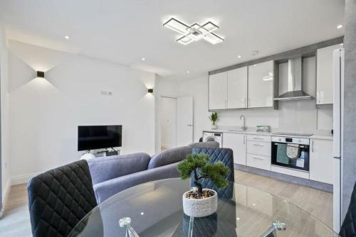 Modern, Stylish Two Bedroom Apartment In Slough