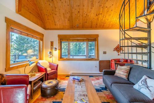 Cozy Cabin Perched On The Mountainside - Alpine Haus