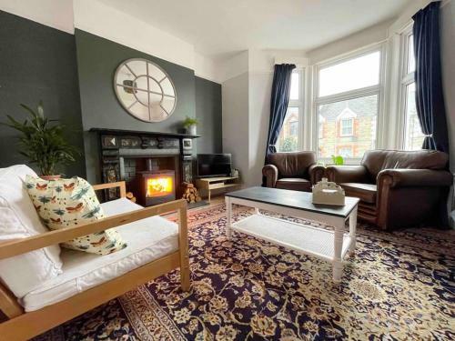 Bright & Spacious Edwardian Townhouse With Garden