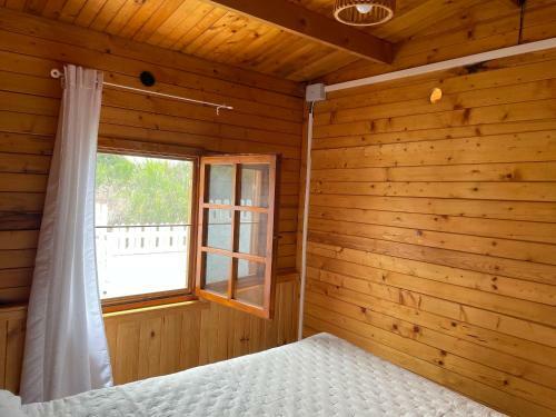Agradable Mini Casa de Madera Con Jard�n Amplio