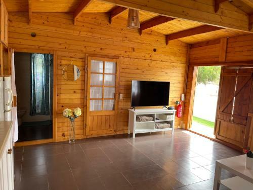 Agradable Mini Casa de Madera Con Jard�n Amplio