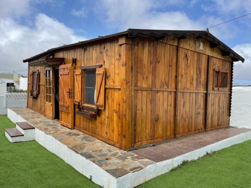 Agradable Mini Casa de Madera Con Jard�n Amplio