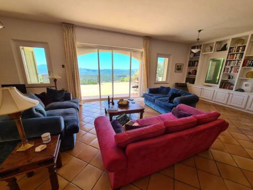 Spacious Villa Just A Stroll Away From Montauroux