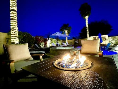 Palm Trees Villa In The Desert